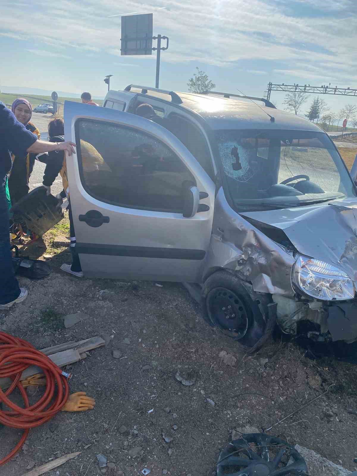 cankirida hafif ticari arac ile otomobil carpisti 1 olu 4 yarali 1 pnEF5JZw