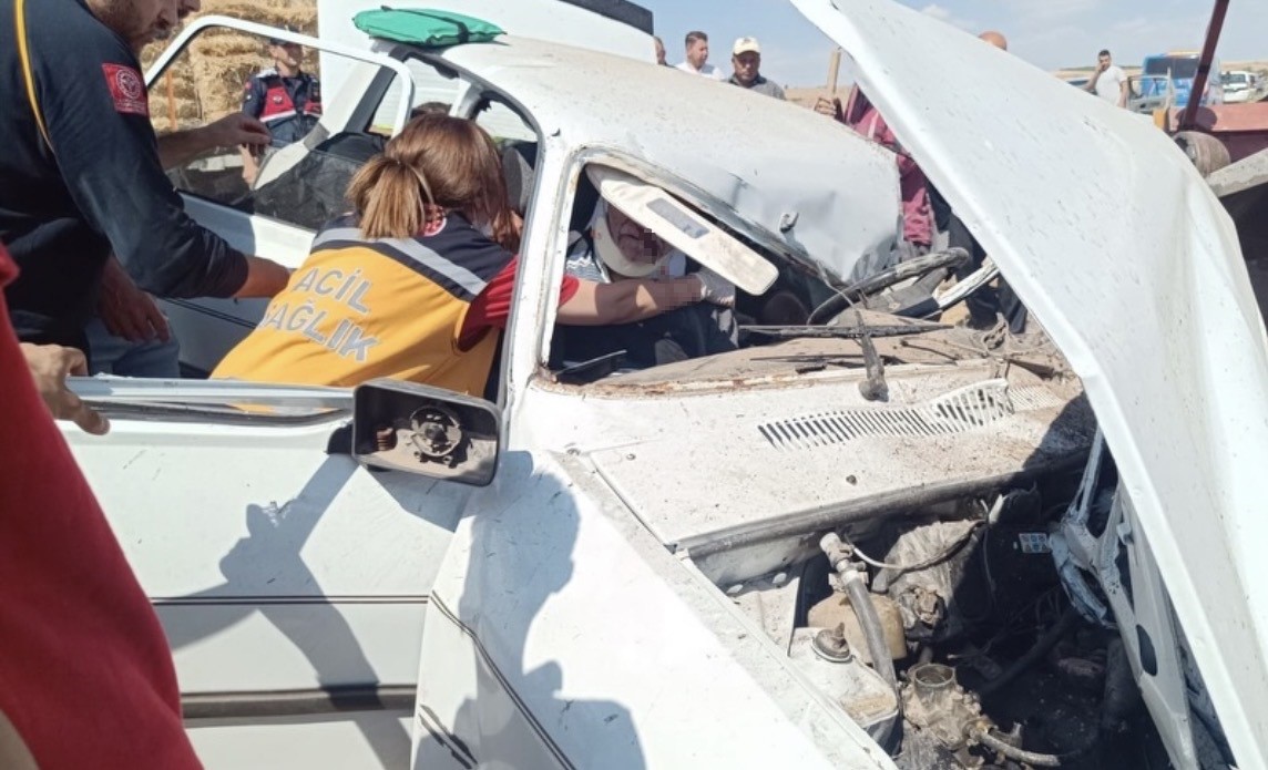 Çankırı’da otomobil park halindeki traktöre çarptı: 3 ölü, 1 yaralı 4 cankirida otomobil park halindeki traktore carpti 3 olu 1 yarali 0 z8lfs5C4