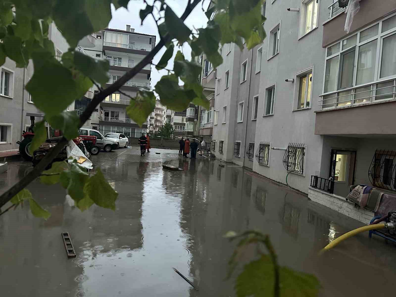 cankirida yollar gole dondu ev ve is yerlerini su basti 0 vwE41uUH
