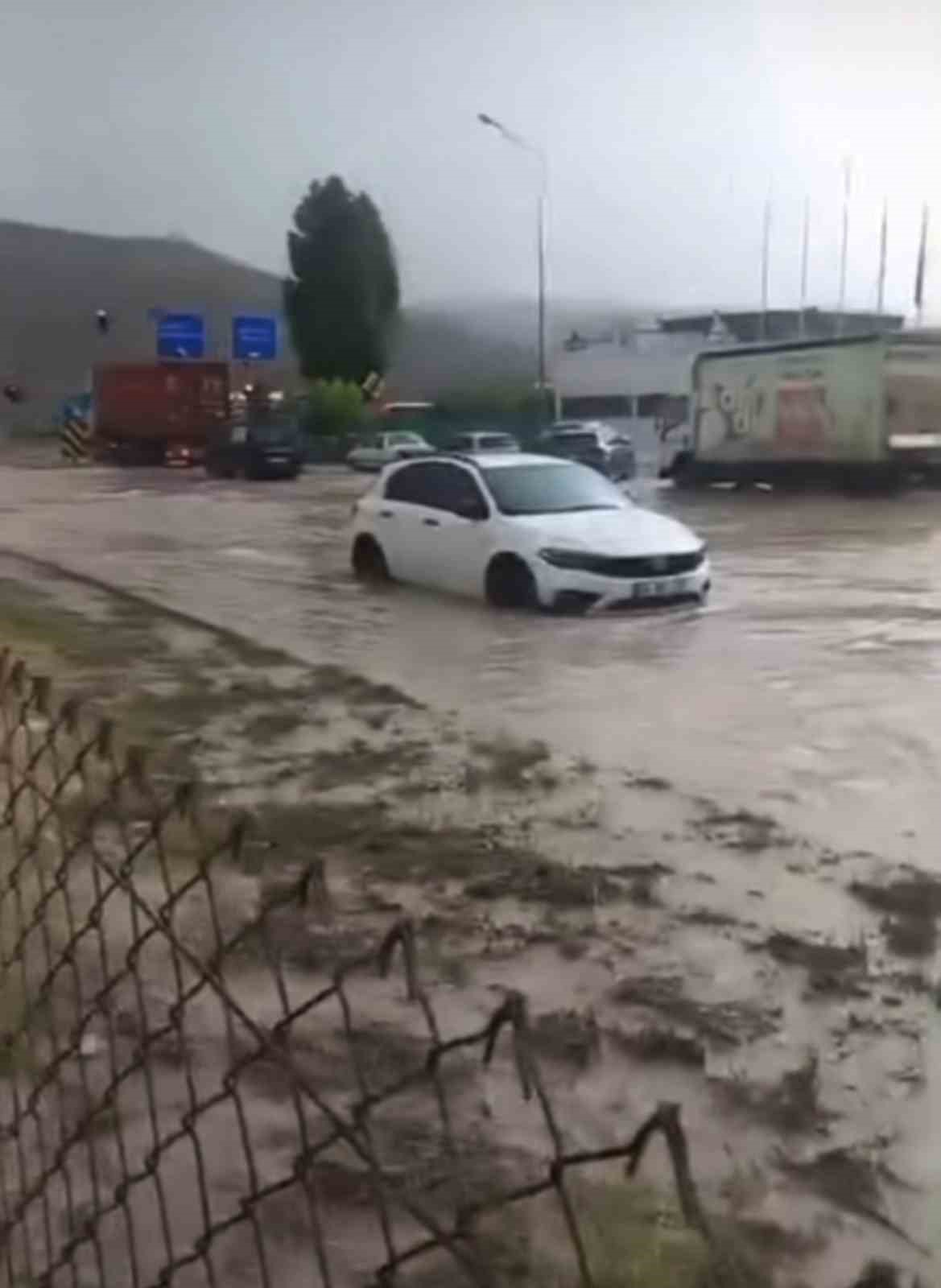 cankirida yollar gole dondu ev ve is yerlerini su basti 10 jlh8s4Cp