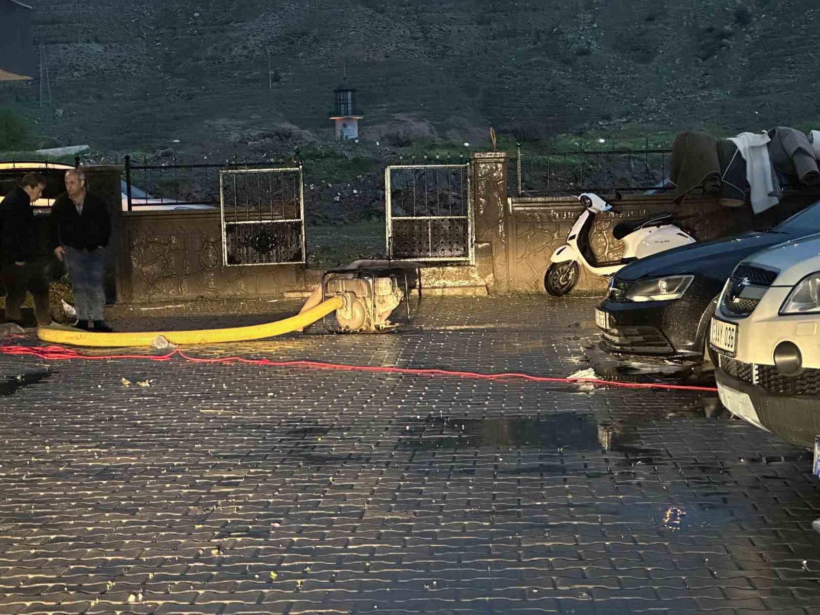 cankirida yollar gole dondu ev ve is yerlerini su basti 4 HY9jn6pS