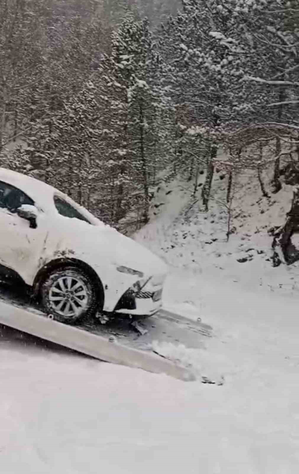cankirinin yuksek kesimlerinde kar yagisi etkili oluyor 7 wsG36cVT