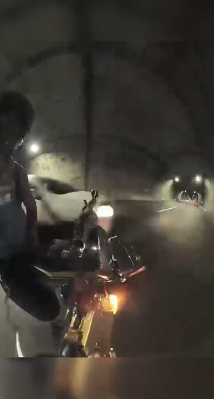 cankurtaran tuneli icinde tehlikeli anlar serit ihlali yapan otomobilin motosiklete temasi kamerada 0 g1GOUQl8
