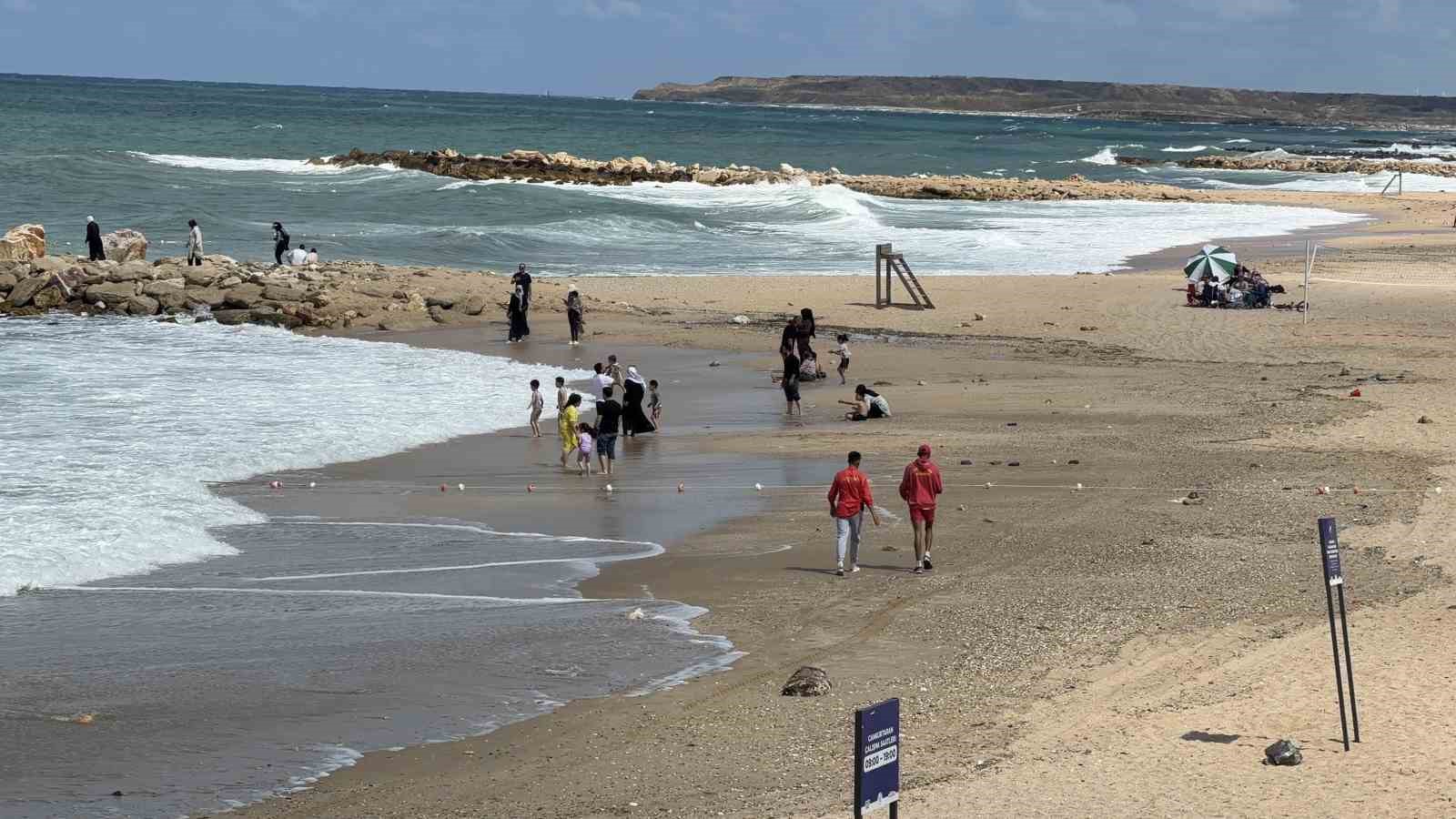 Cankurtaranların zorlu mesaisi: Yüksek dalgalara aldırış etmeyen vatandaşları tek tek uyardılar 4 cankurtaranlarin zorlu mesaisi yuksek dalgalara aldiris etmeyen vatandaslari tek tek uyardilar 0 q8TQnGmt