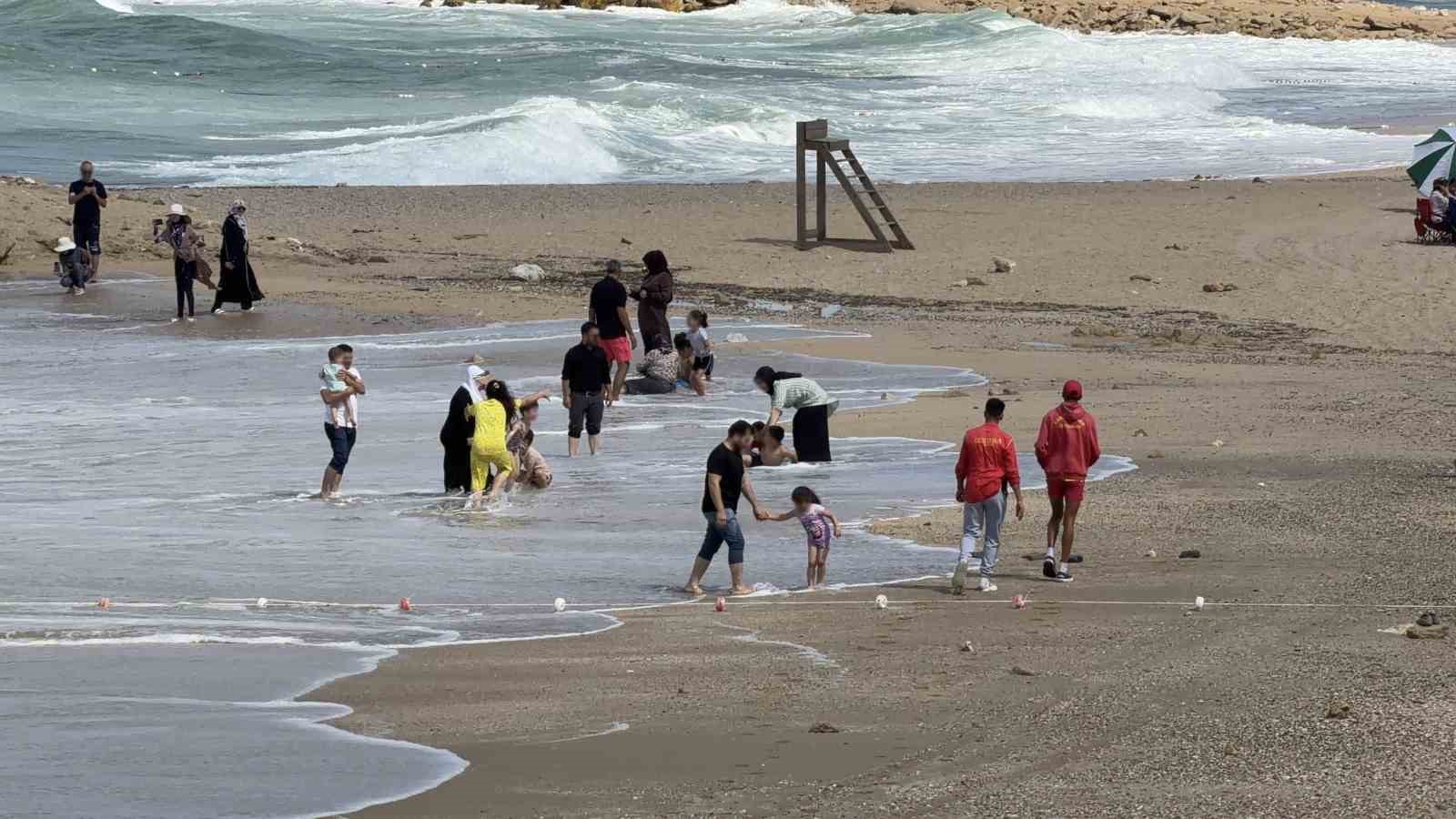 Cankurtaranların zorlu mesaisi: Yüksek dalgalara aldırış etmeyen vatandaşları tek tek uyardılar 5 cankurtaranlarin zorlu mesaisi yuksek dalgalara aldiris etmeyen vatandaslari tek tek uyardilar 1