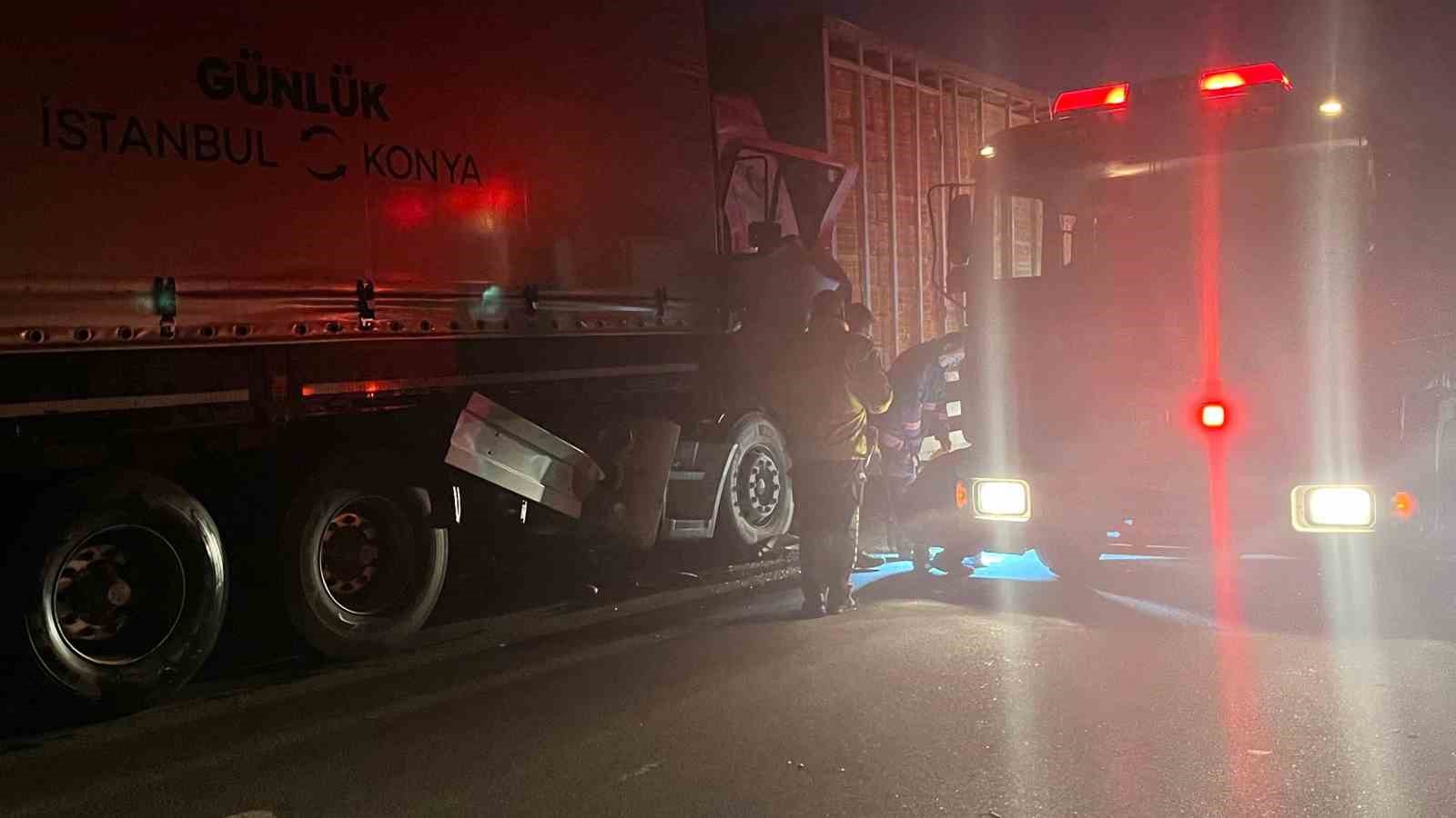 Canlı tavuk yüklü tır başka bir tıra arkadan çarptı: Kabinde sıkışan sürücüyü itfaiye kurtardı 9 canli tavuk yuklu tir baska bir tira arkadan carpti kabinde sikisan surucuyu itfaiye kurtardi CrrRjvLs