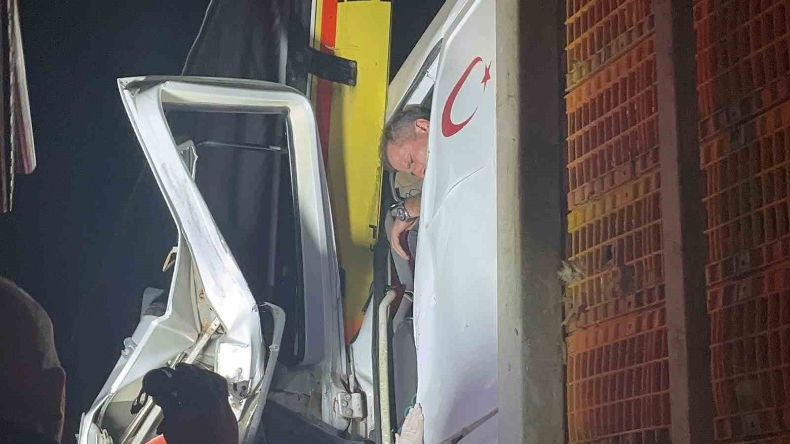 Canlı tavuk yüklü tır başka bir tıra arkadan çarptı: Kabinde sıkışan sürücüyü itfaiye kurtardı 5 canli tavuk yuklu tir baska bir tira arkadan carpti kabinde sikisan surucuyu itfaiye kurtardi FliVbTNr