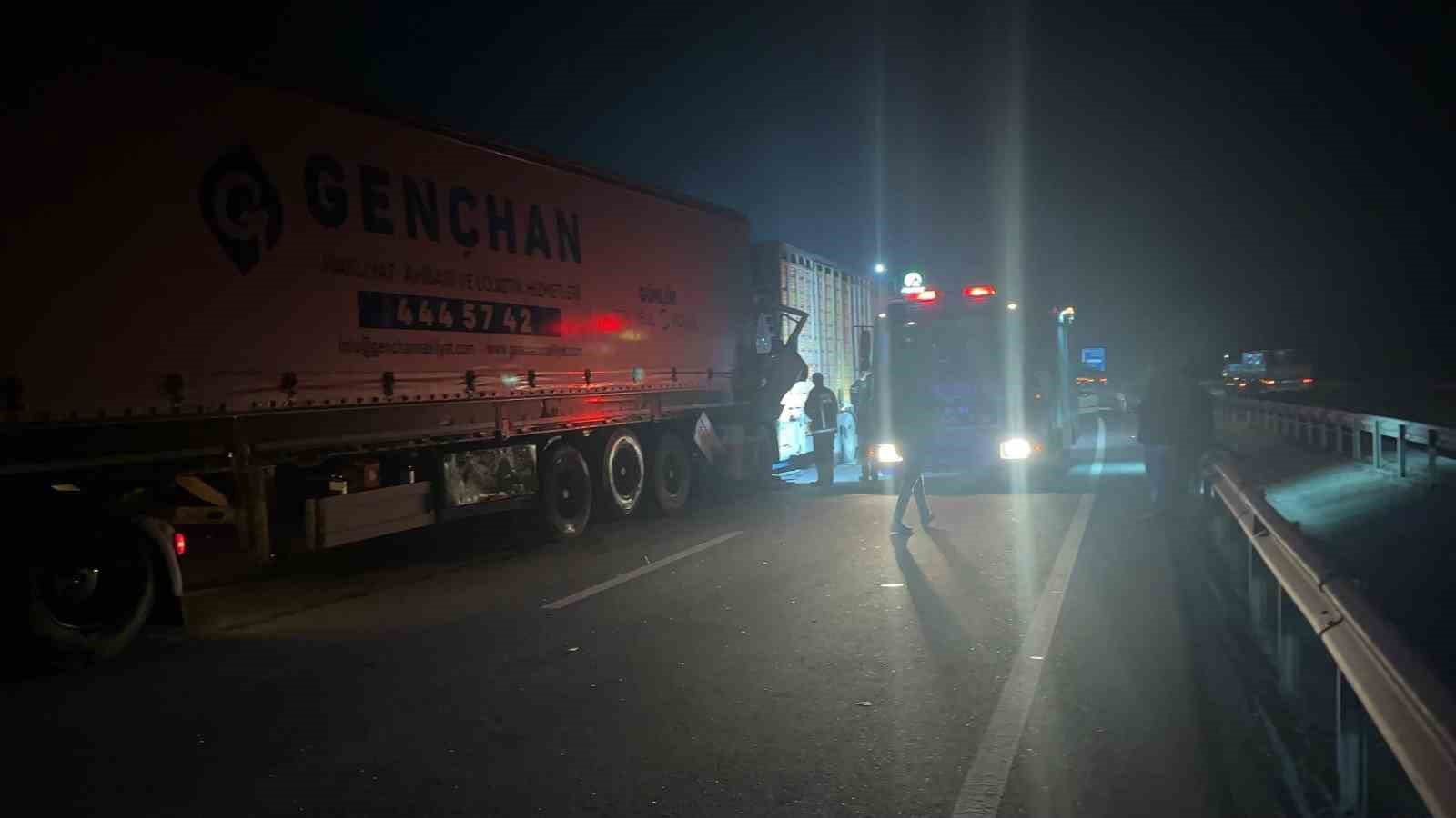 Canlı tavuk yüklü tır başka bir tıra arkadan çarptı: Kabinde sıkışan sürücüyü itfaiye kurtardı 7 canli tavuk yuklu tir baska bir tira arkadan carpti kabinde sikisan surucuyu itfaiye kurtardi RpmUiANt