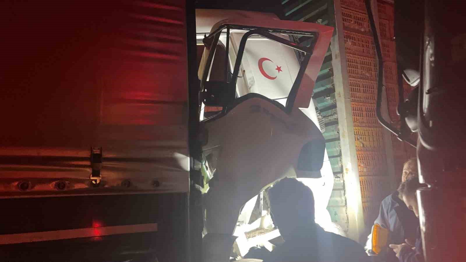 Canlı tavuk yüklü tır başka bir tıra arkadan çarptı: Kabinde sıkışan sürücüyü itfaiye kurtardı 8 canli tavuk yuklu tir baska bir tira arkadan carpti kabinde sikisan surucuyu itfaiye kurtardi Whi1Y7Tf