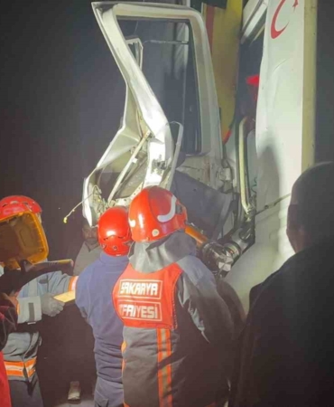 canli-tavuk-yuklu-tir-baska-bir-tira-arkadan-carpti-kabinde-sikisan-surucuyu-itfaiye-kurtardi-cxQs6l9v.jpg
