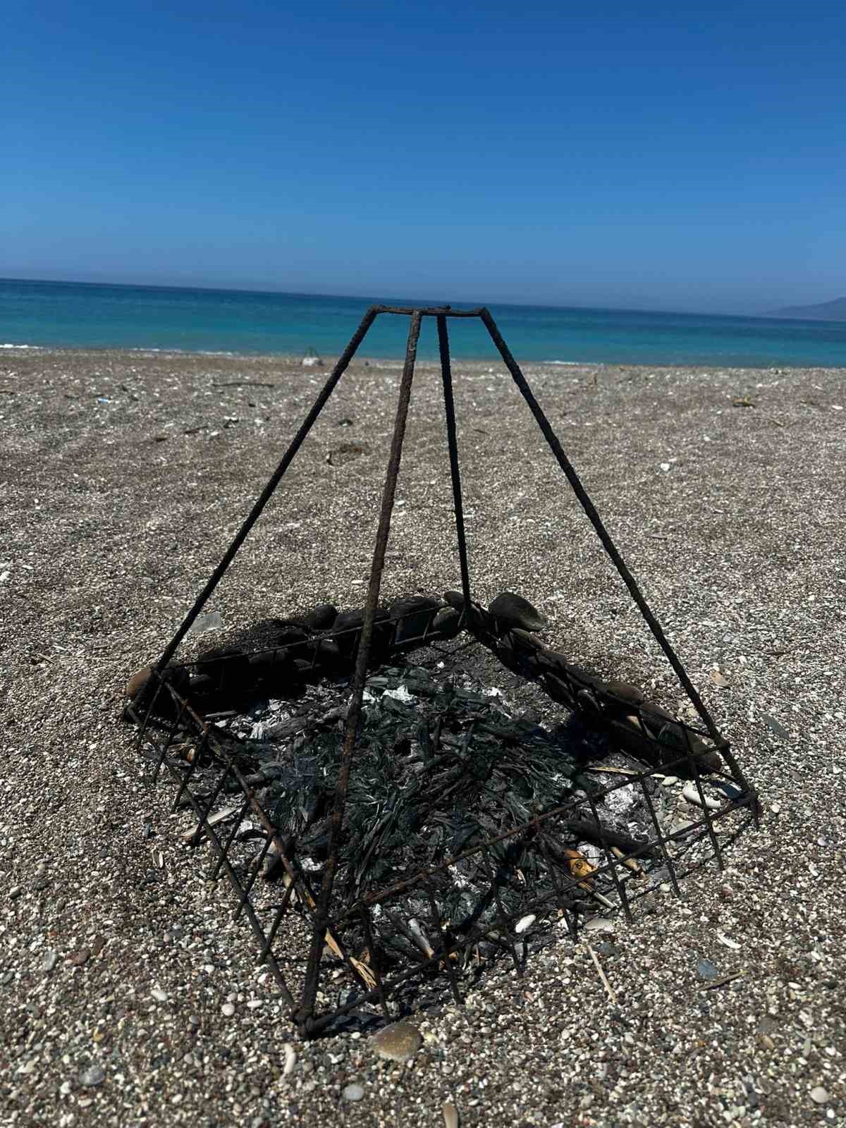 Caretta Caretta yuvasının üzerinde mangal ateşi yaktılar 7 caretta caretta yuvasinin uzerinde mangal atesi yaktilar 3 ucfHYcPC