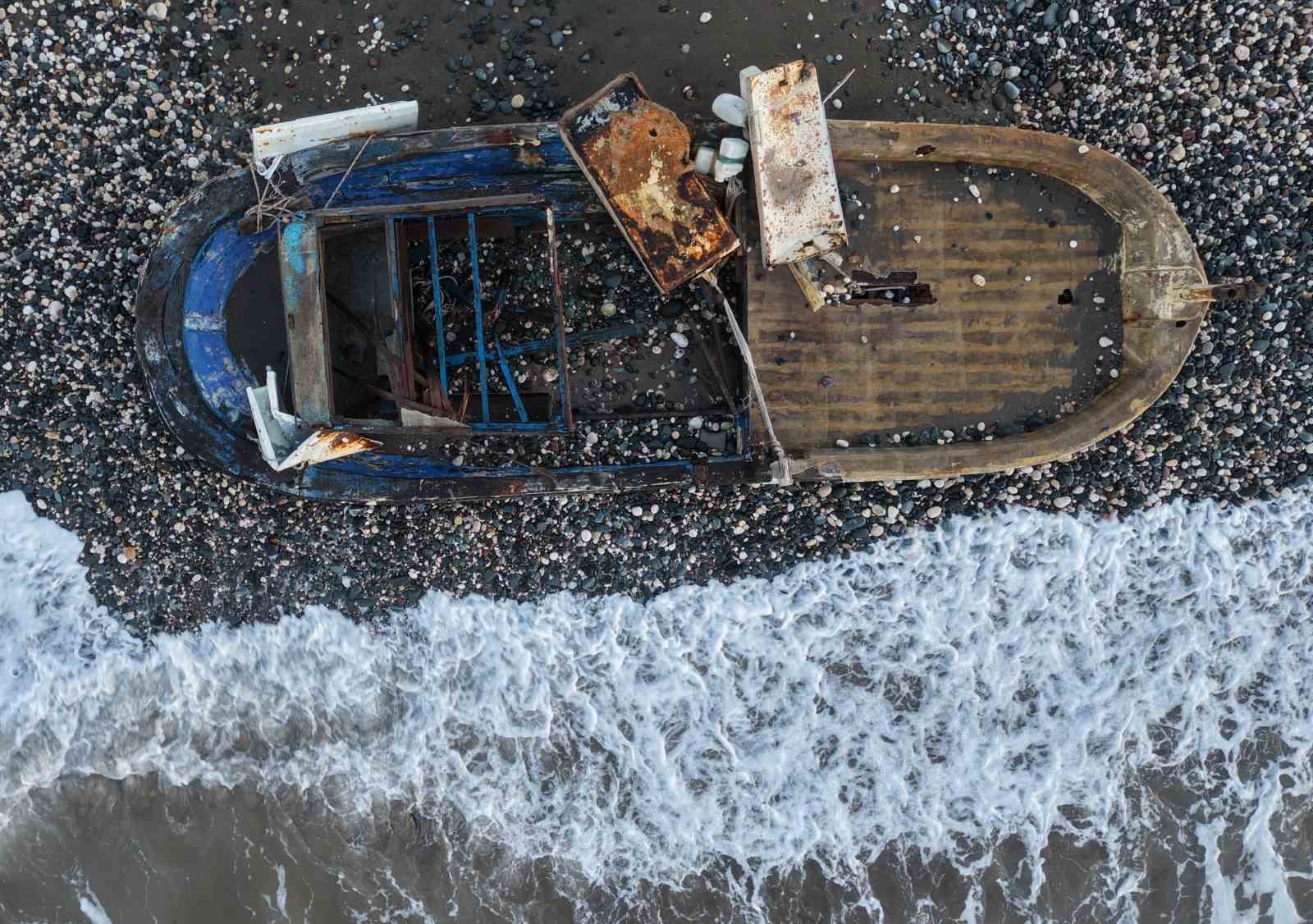 caretta cerattalarin yuvalama alanindaki kiyiya batik tekne vurdu 0