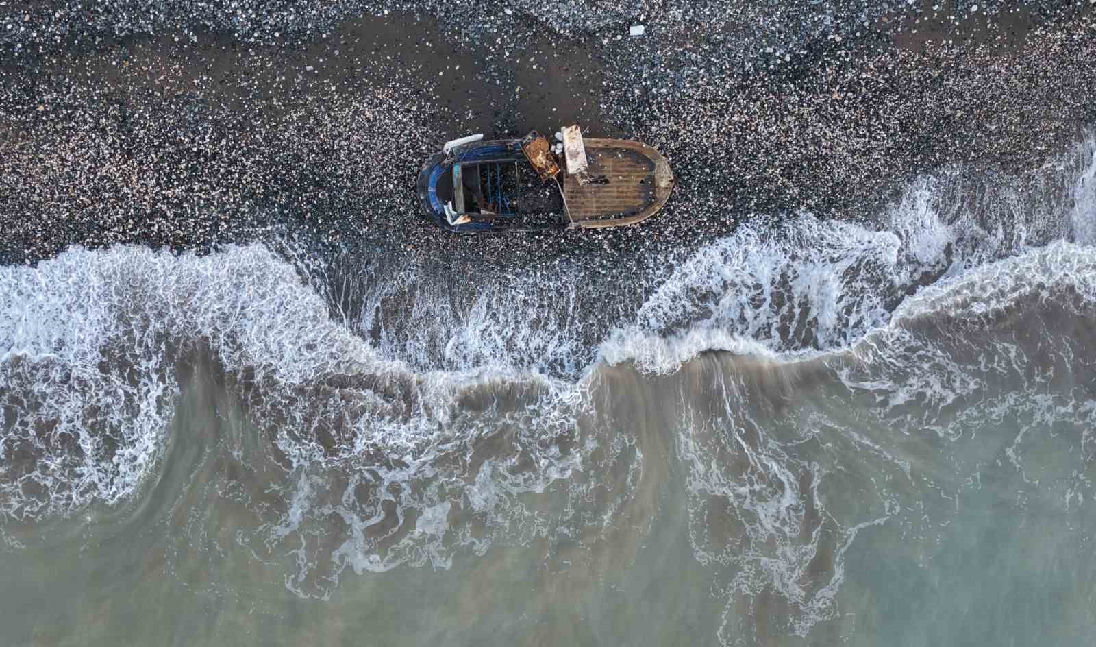 caretta cerattalarin yuvalama alanindaki kiyiya batik tekne vurdu 1 1jtc9Thu