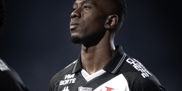 carlos-cuesta-teve-seu-contrato-de-emprestimo-com-o-vasco-renovado-ate-dezembro-de-2026-1767653992671_v2_4x3