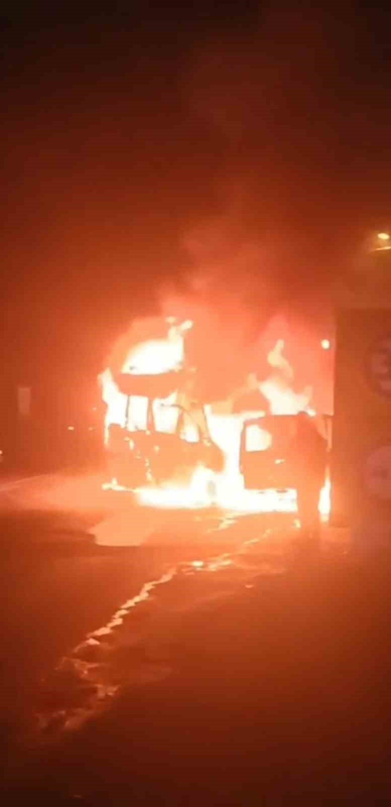 Çarpışan 2 araç alev topuna döndü: 2 yaralı 4 carpisan 2 arac alev topuna dondu 2 yarali 0 tQXTEtav