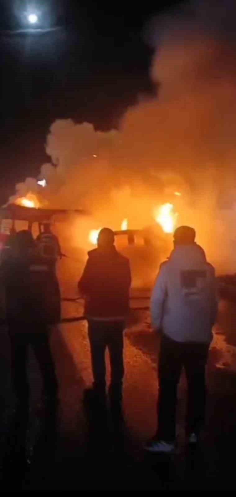 Çarpışan 2 araç alev topuna döndü: 2 yaralı 5 carpisan 2 arac alev topuna dondu 2 yarali 1