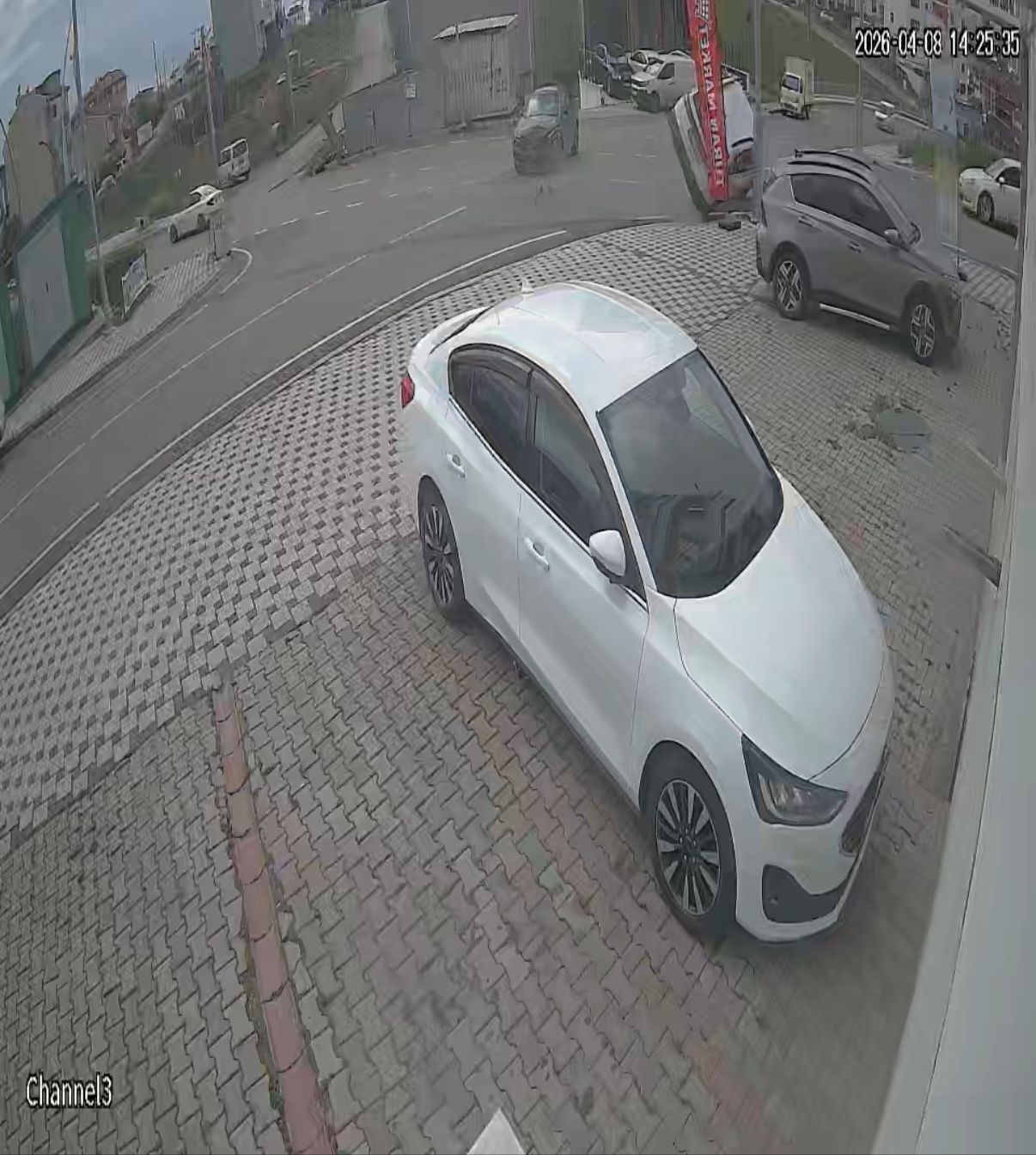 carpisan araclardan biri takla atti 7 kisi yaralandi kaza ani kamerada 0