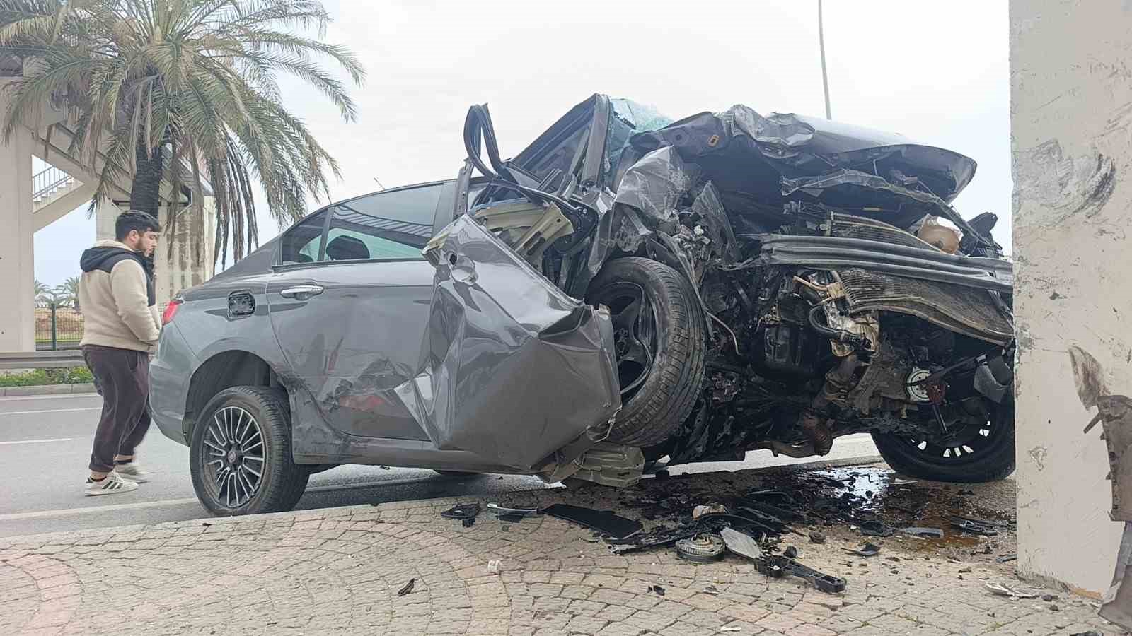 carpisan iki aractan biri ust gecidin ayaklarina carpti 1 agir yarali 1 PLlmTVvu