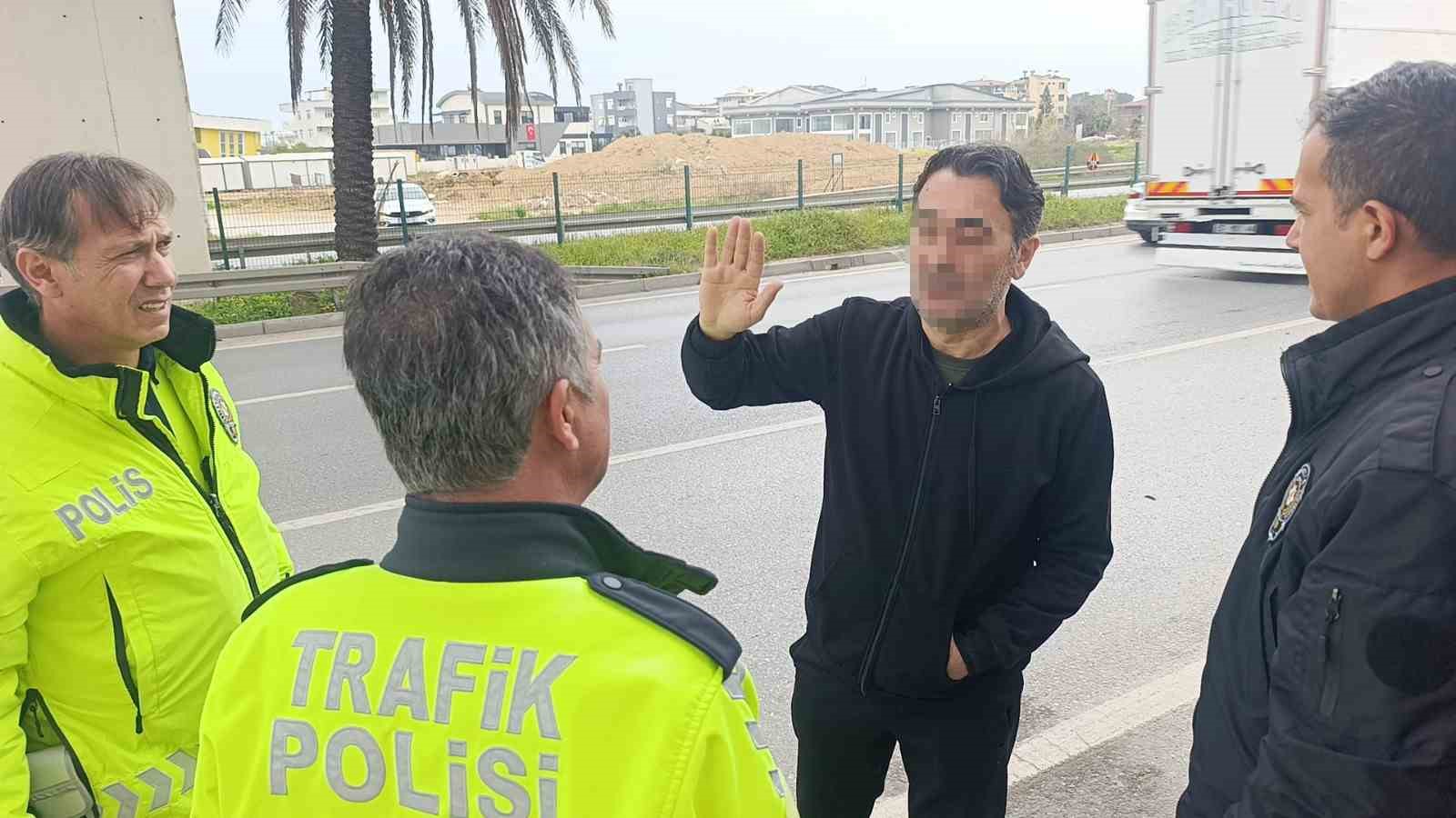 carpisan iki aractan biri ust gecidin ayaklarina carpti 1 agir yarali 3 dOABgprL