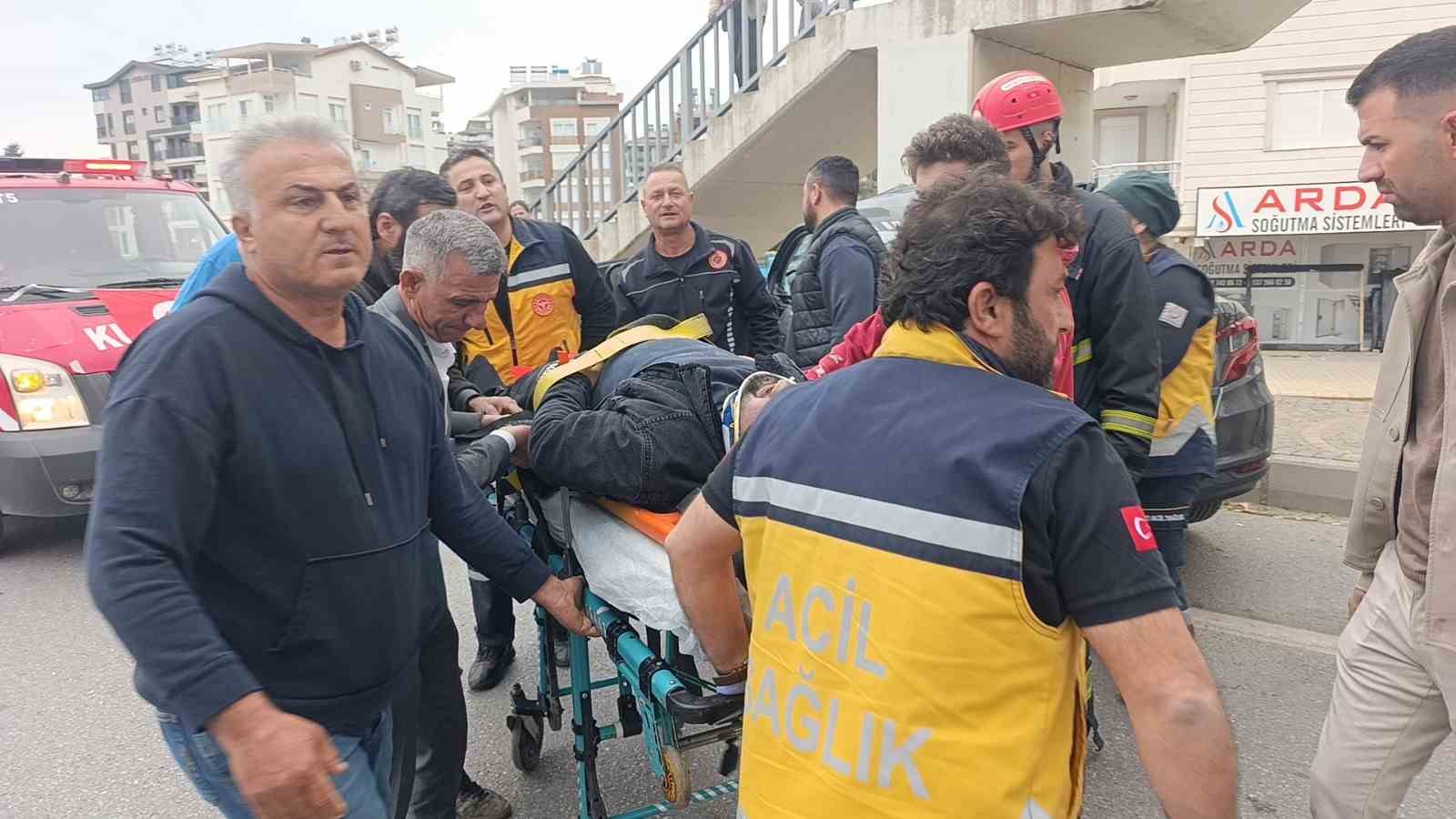 carpisan iki aractan biri ust gecidin ayaklarina carpti 1 agir yarali 4 FwYfSwMV