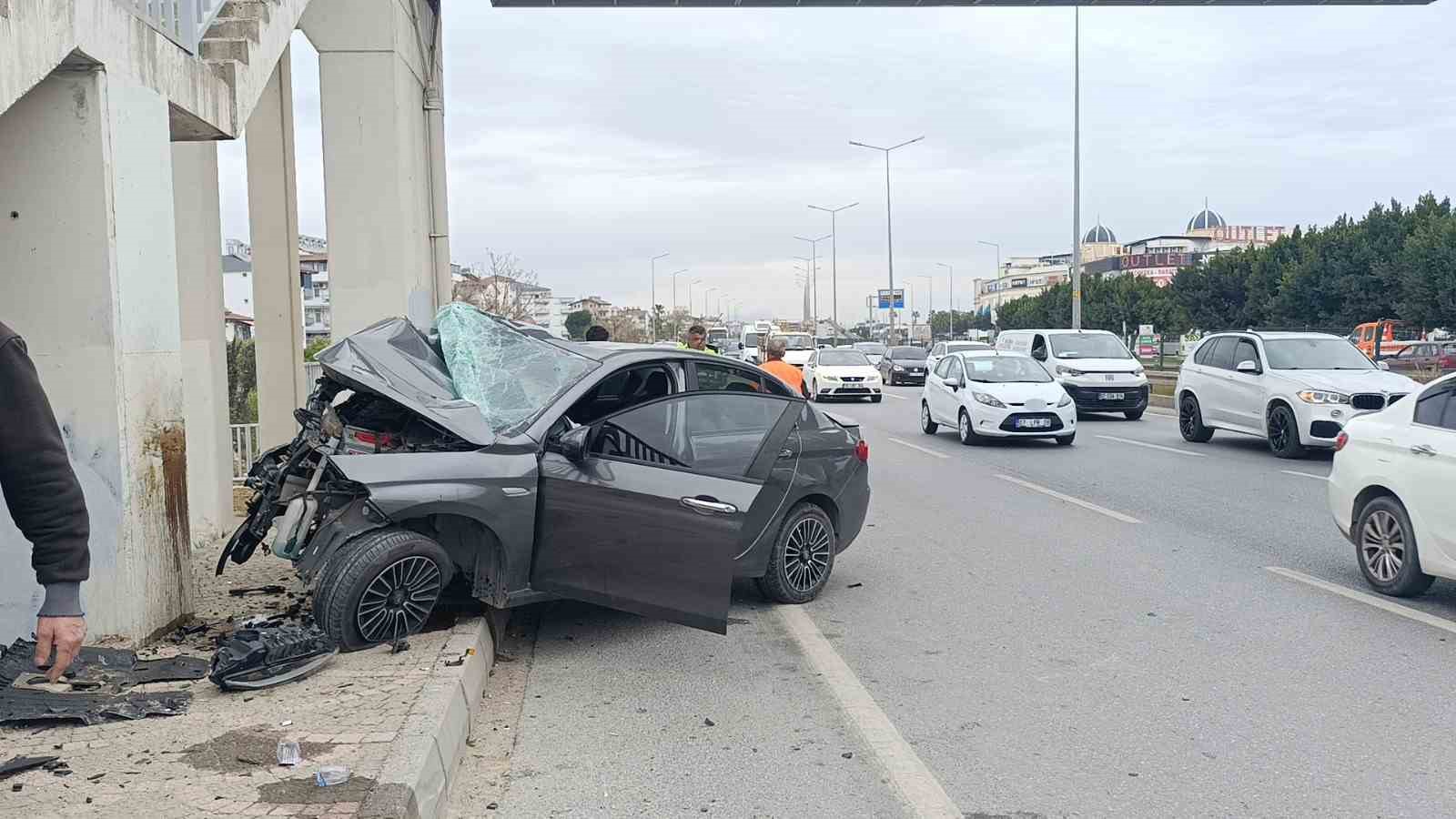 carpisan iki aractan biri ust gecidin ayaklarina carpti 1 agir yarali 5 7pyD4hQz