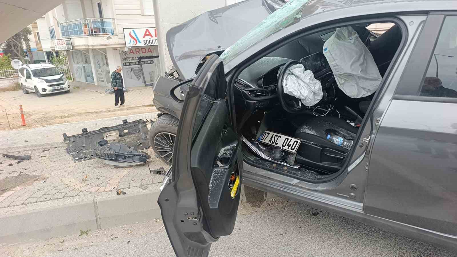 carpisan iki aractan biri ust gecidin ayaklarina carpti 1 agir yarali 7 iP8W4spb