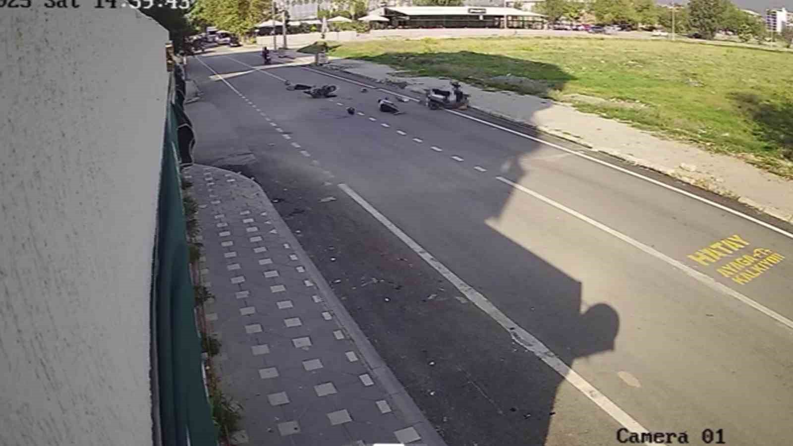 carpisan motosikletlerin suruculeri yere savruldu o anlar kamerada 0 Q4vjCHDH