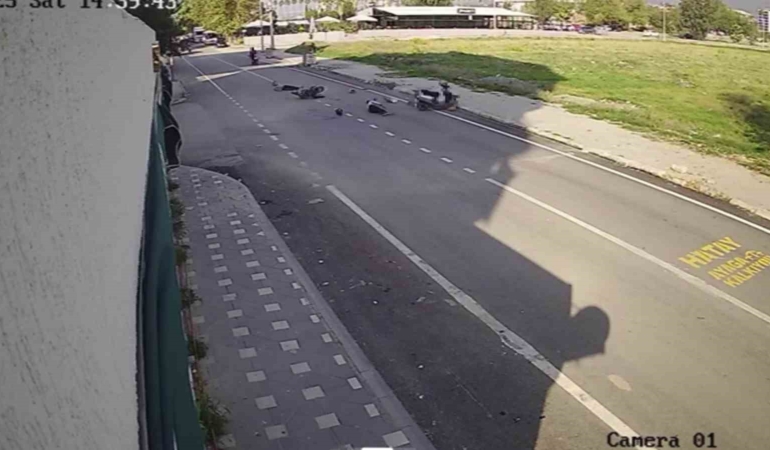 carpisan-motosikletlerin-suruculeri-yere-savruldu-o-anlar-kamerada-NT5QcgAG.jpg