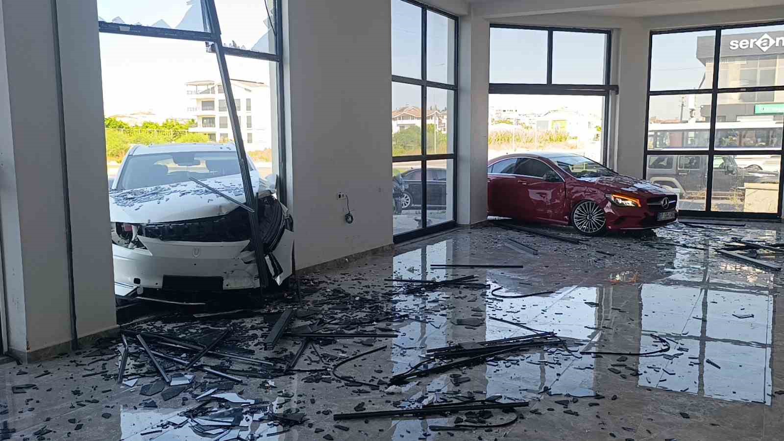 Çarpışan otomobiller hızını alamayıp iki ayrı kapıdan iş yerine girdi o anlar güvenlik kamerasına yansıdı 5 carpisan otomobiller hizini alamayip iki ayri kapidan is yerine girdi o anlar guvenlik kamerasina 5DsZgBRf