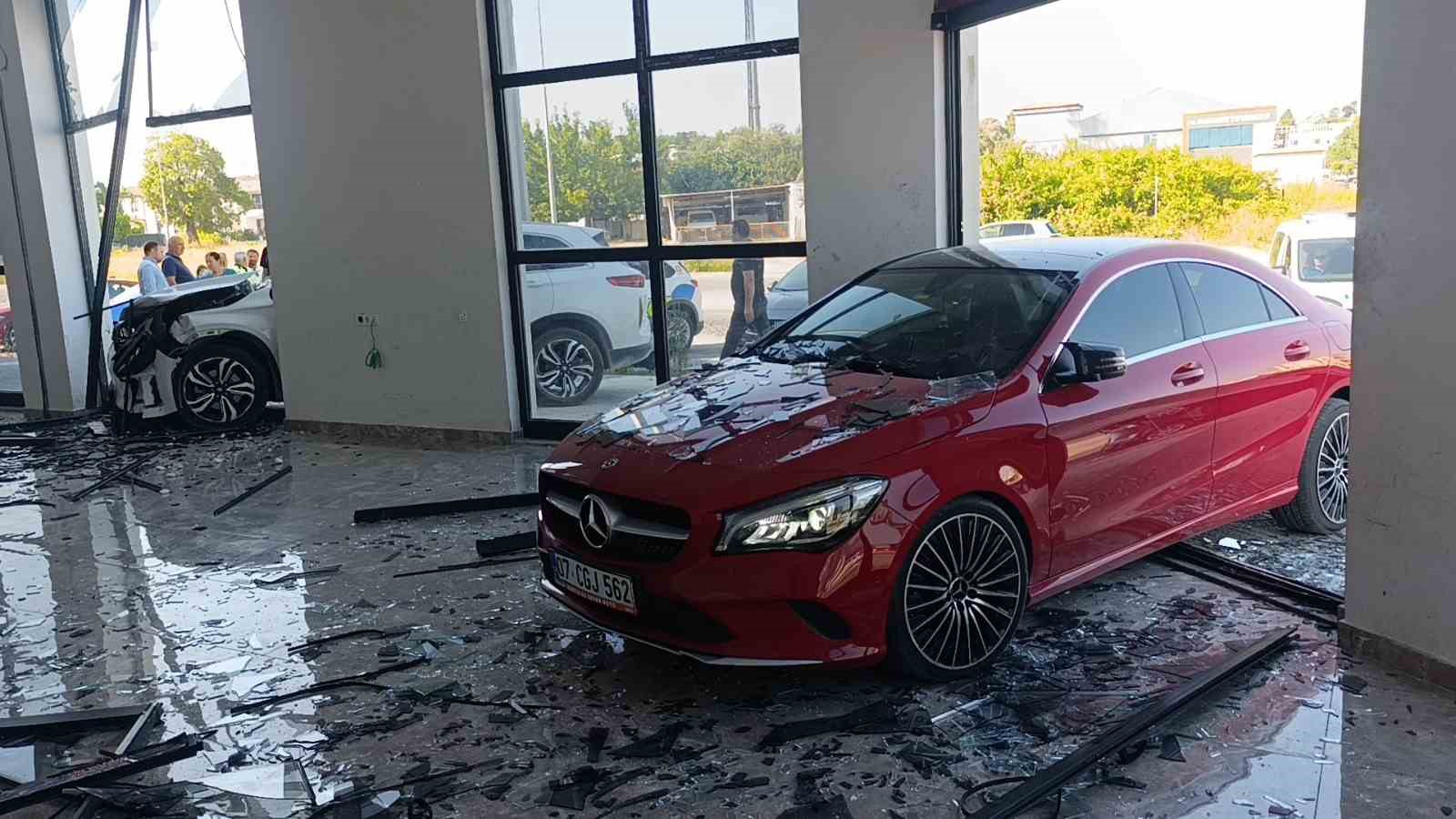 Çarpışan otomobiller hızını alamayıp iki ayrı kapıdan iş yerine girdi o anlar güvenlik kamerasına yansıdı 8 carpisan otomobiller hizini alamayip iki ayri kapidan is yerine girdi o anlar guvenlik kamerasina CPMZlAzH