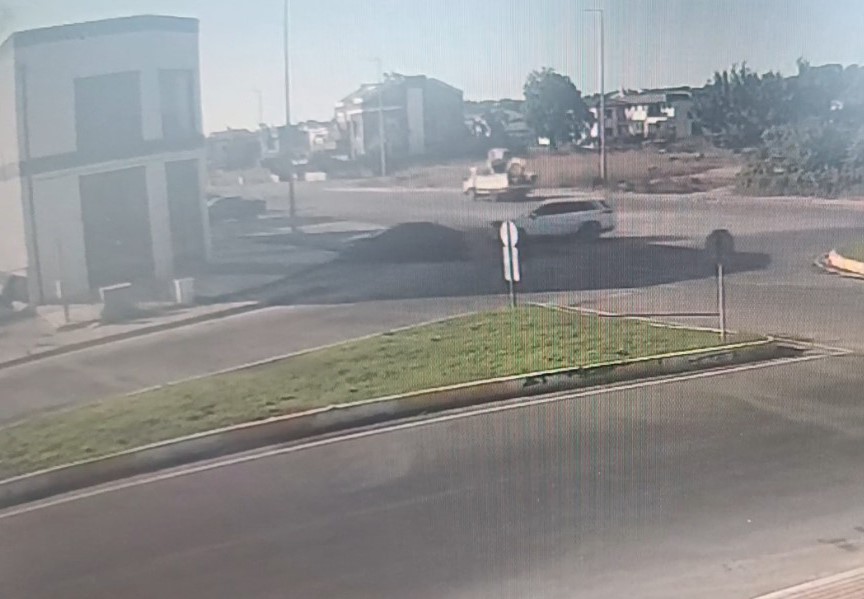 Çarpışan otomobiller hızını alamayıp iki ayrı kapıdan iş yerine girdi o anlar güvenlik kamerasına yansıdı 9 carpisan otomobiller hizini alamayip iki ayri kapidan is yerine girdi o anlar guvenlik kamerasina DprGTfD8