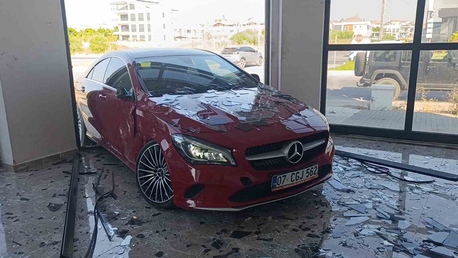 Çarpışan otomobiller hızını alamayıp iki ayrı kapıdan iş yerine girdi o anlar güvenlik kamerasına yansıdı 4 carpisan otomobiller hizini alamayip iki ayri kapidan is yerine girdi o anlar guvenlik kamerasina EFFtUDm5