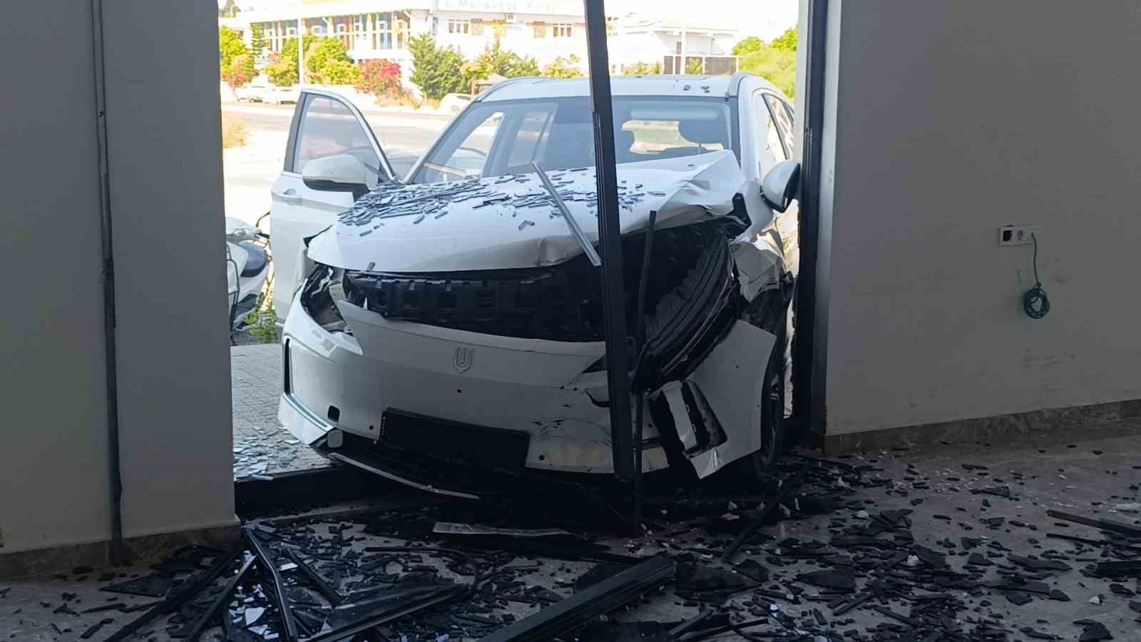 Çarpışan otomobiller hızını alamayıp iki ayrı kapıdan iş yerine girdi o anlar güvenlik kamerasına yansıdı 6 carpisan otomobiller hizini alamayip iki ayri kapidan is yerine girdi o anlar guvenlik kamerasina OHptsC8c