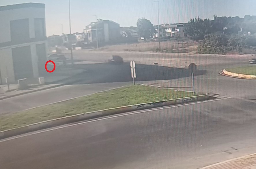 Çarpışan otomobiller hızını alamayıp iki ayrı kapıdan iş yerine girdi o anlar güvenlik kamerasına yansıdı 11 carpisan otomobiller hizini alamayip iki ayri kapidan is yerine girdi o anlar guvenlik kamerasina XYhfGeYm