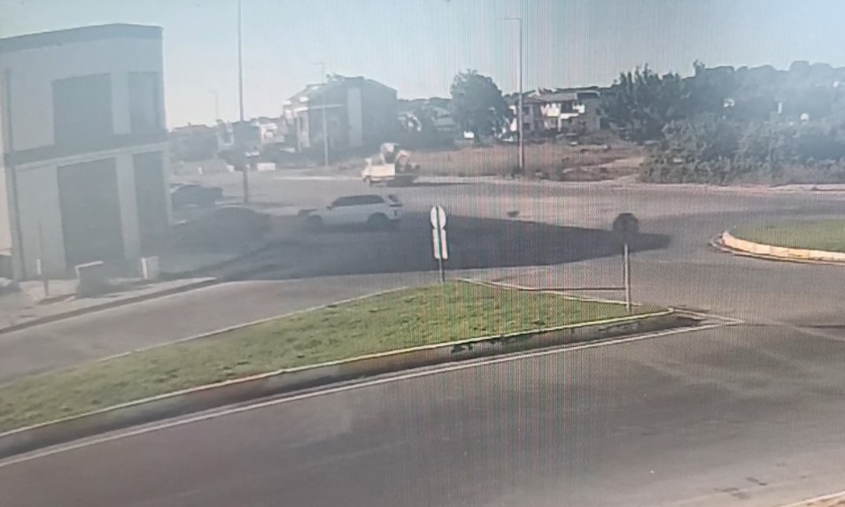 Çarpışan otomobiller hızını alamayıp iki ayrı kapıdan iş yerine girdi o anlar güvenlik kamerasına yansıdı 10 carpisan otomobiller hizini alamayip iki ayri kapidan is yerine girdi o anlar guvenlik kamerasina ngJ7kTbY