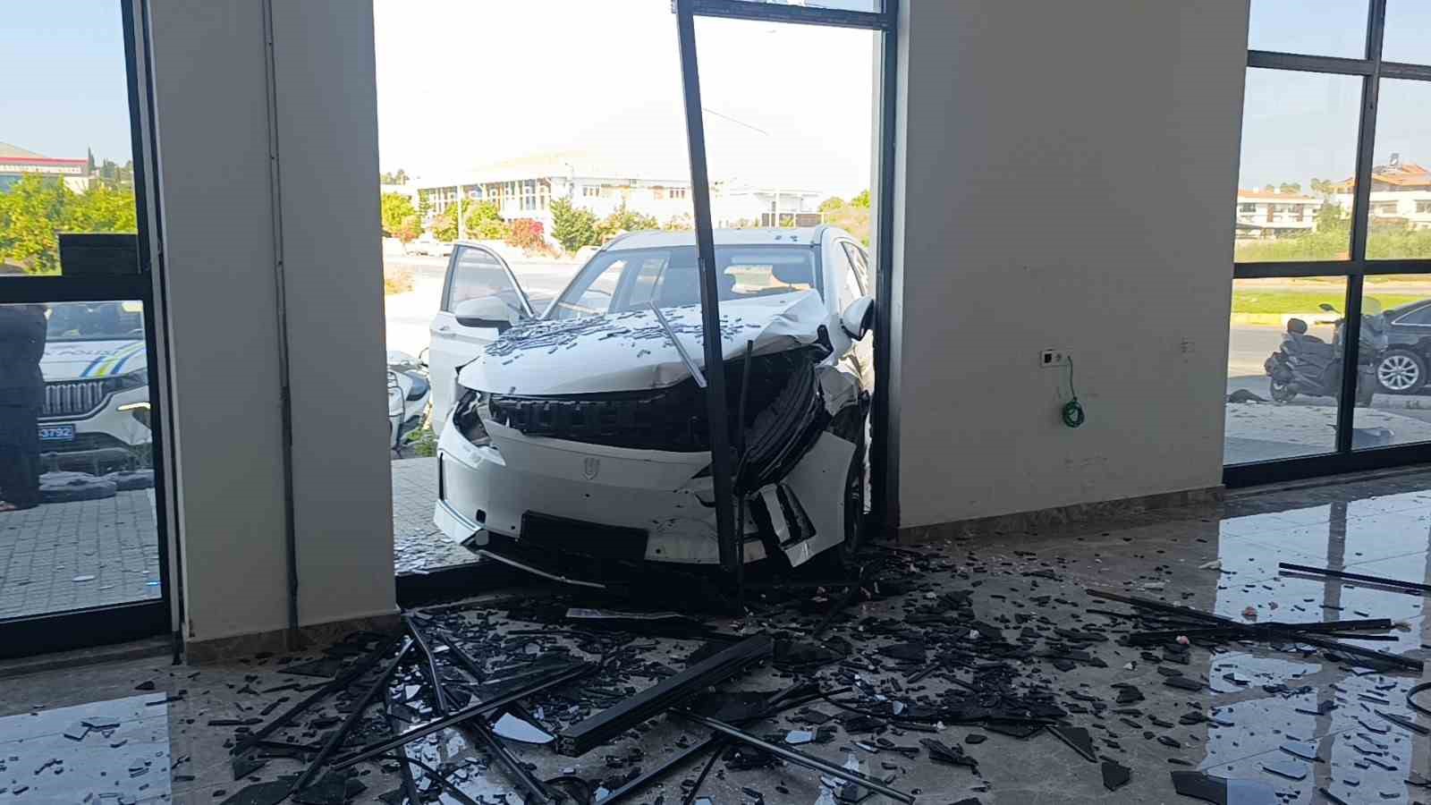 Çarpışan otomobiller hızını alamayıp iki ayrı kapıdan iş yerine girdi o anlar güvenlik kamerasına yansıdı 7 carpisan otomobiller hizini alamayip iki ayri kapidan is yerine girdi o anlar guvenlik kamerasina tPZPcvea