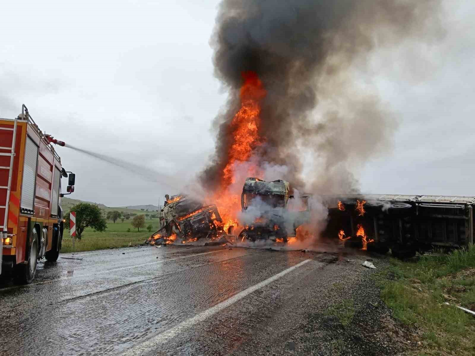 carpisan tirlar alev alev yandi suruculer yaralandi 0 Kl7RTvMj