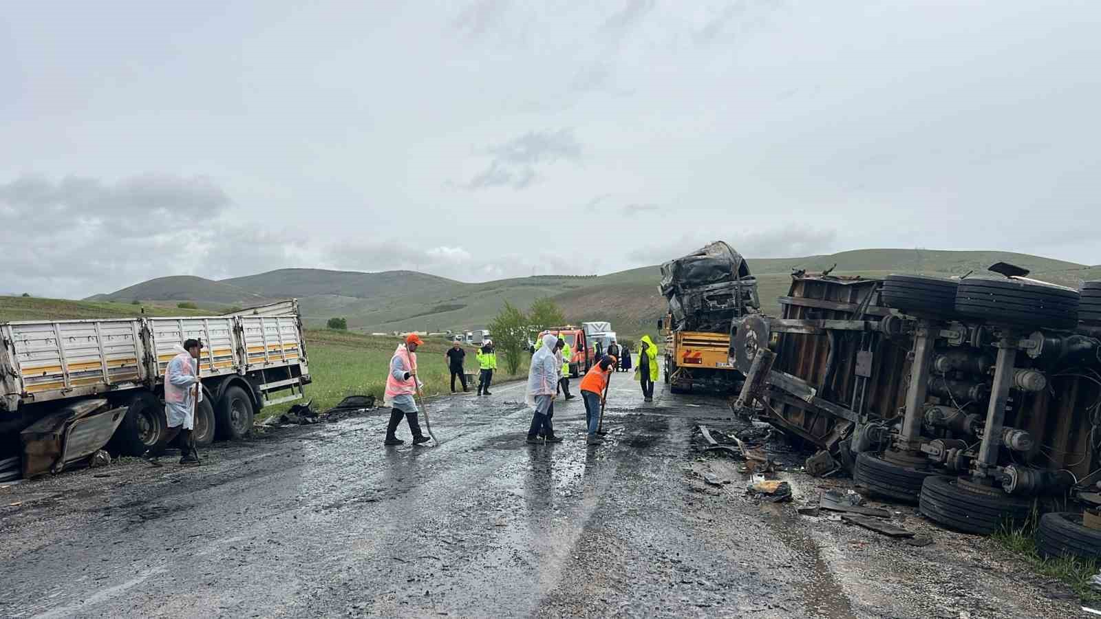carpisan tirlar alev alev yandi suruculer yaralandi 1 PgHrcpA8