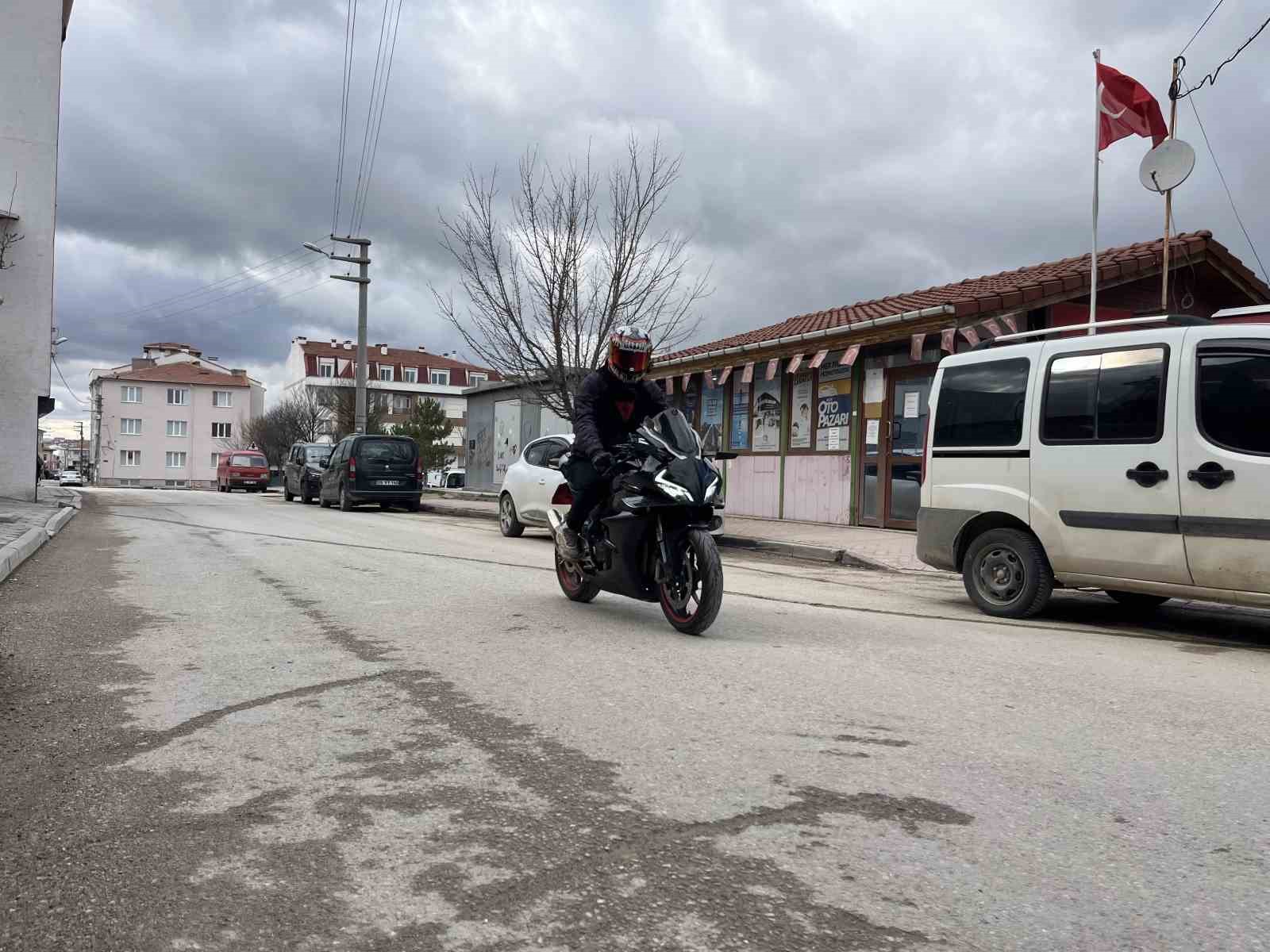 carpmaktan son anda kurtuldugu bisikletliye once tokat atti sonra yerden kaldirdi 1