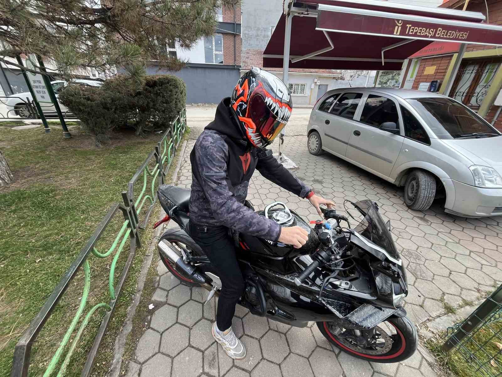 carpmaktan son anda kurtuldugu bisikletliye once tokat atti sonra yerden kaldirdi 2 Ct1WfPKh