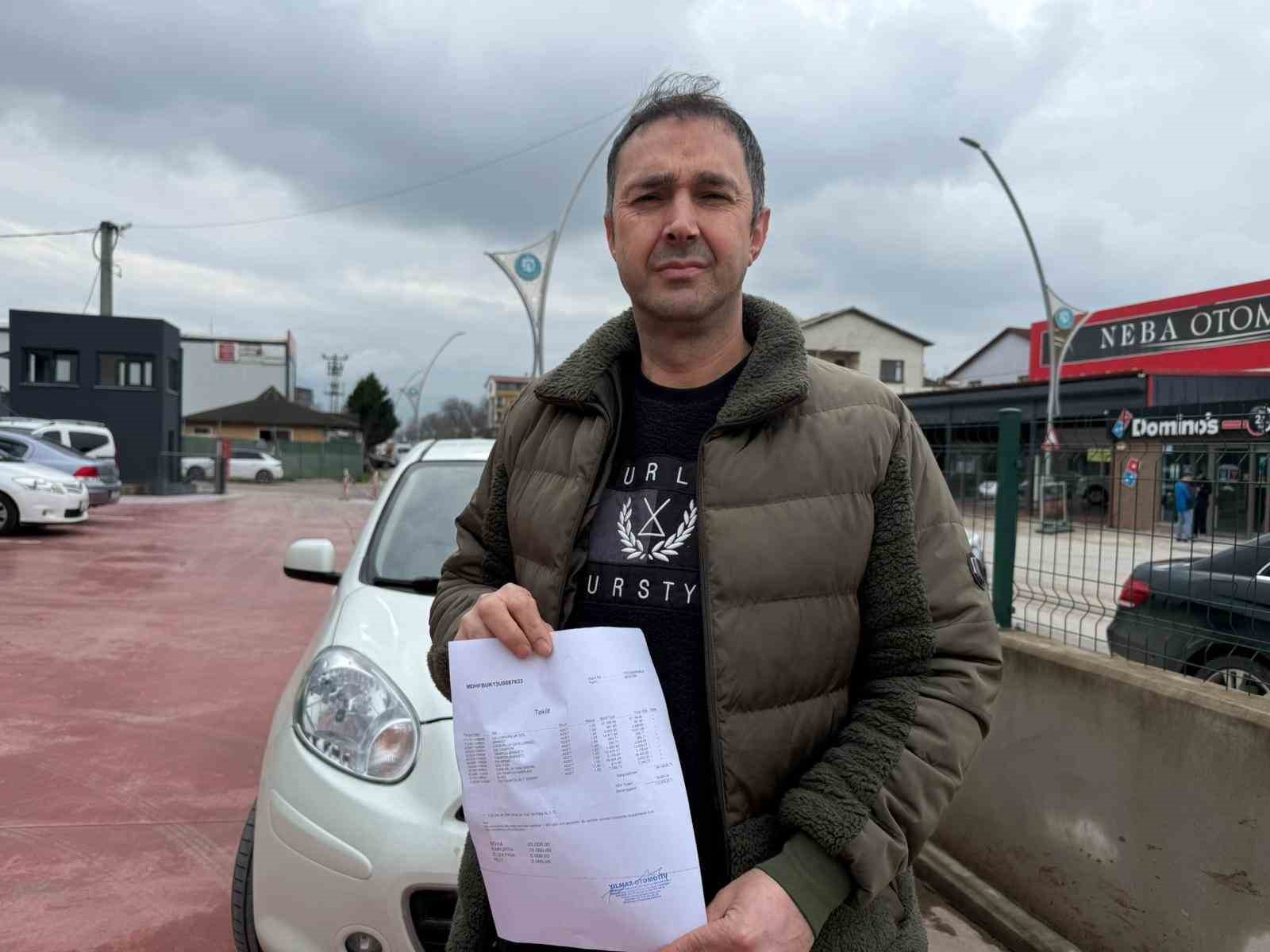 carptigi araca levye ile saldirdi giderken isikli cicek buketi birakti 1 XES5wbNA