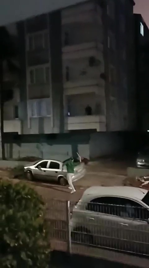 carptigi araca levye ile saldirdi giderken isikli cicek buketi birakti 2 thNc1ng2