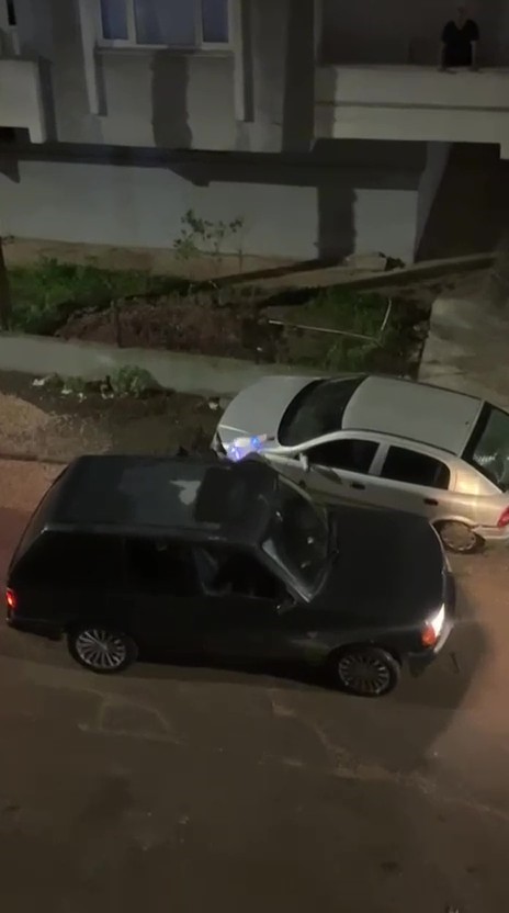 carptigi araca levye ile saldirdi giderken isikli cicek buketi birakti 3 7pGNBSYw