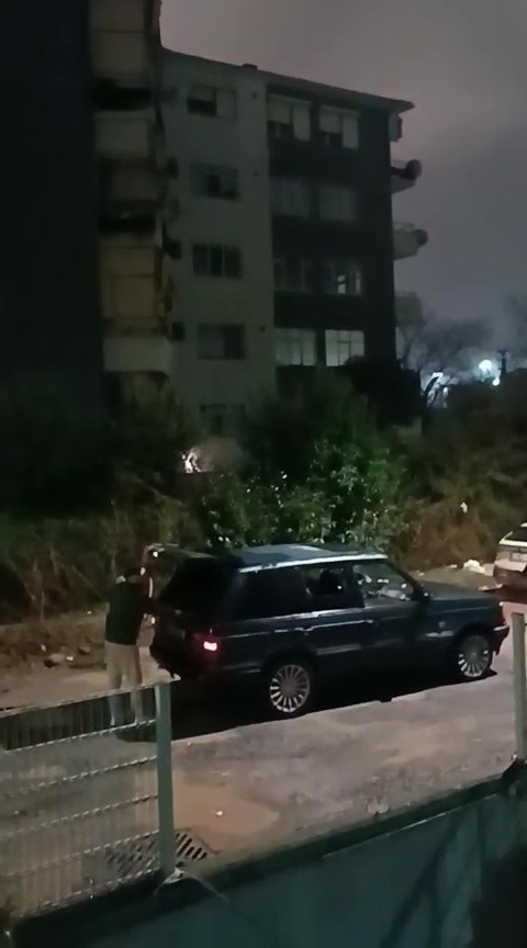 carptigi araca levye ile saldirdi giderken isikli cicek buketi birakti 4