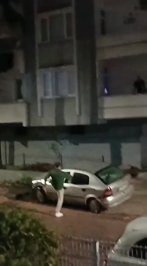 carptigi araca levye ile saldirdi giderken isikli cicek buketi birakti 5 zred6kjH