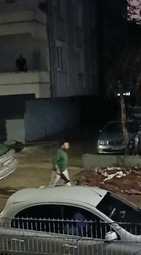 carptigi araca levye ile saldirdi giderken isikli cicek buketi birakti 6 kSQBlhLm
