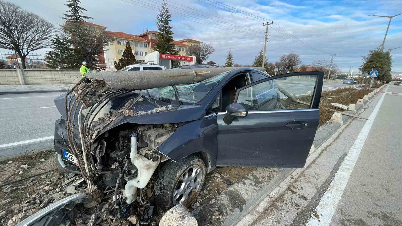carptigi aydinlatma digeri otomobilin uzerine devrildi saglik calisani olumden dondu 1 6drOUy55