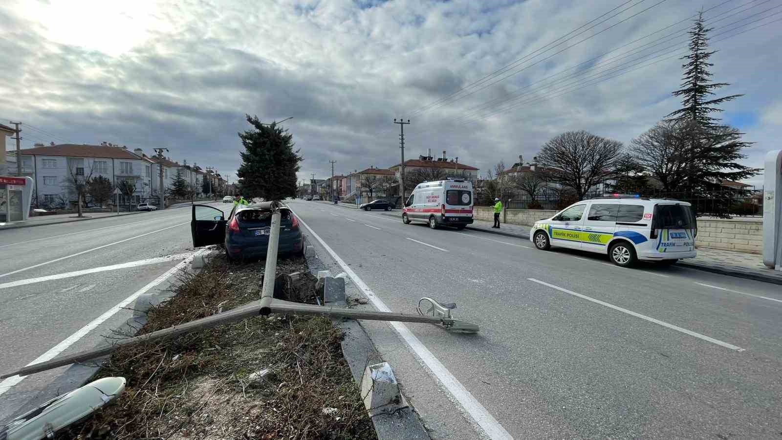 carptigi aydinlatma digeri otomobilin uzerine devrildi saglik calisani olumden dondu 2 1N6nNXfq
