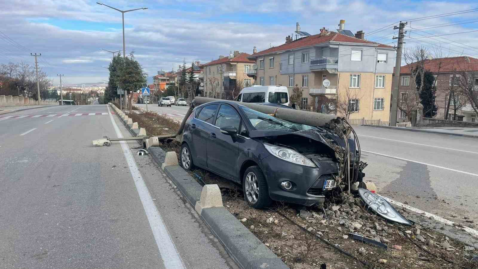 carptigi aydinlatma digeri otomobilin uzerine devrildi saglik calisani olumden dondu 3 2MibSO8A