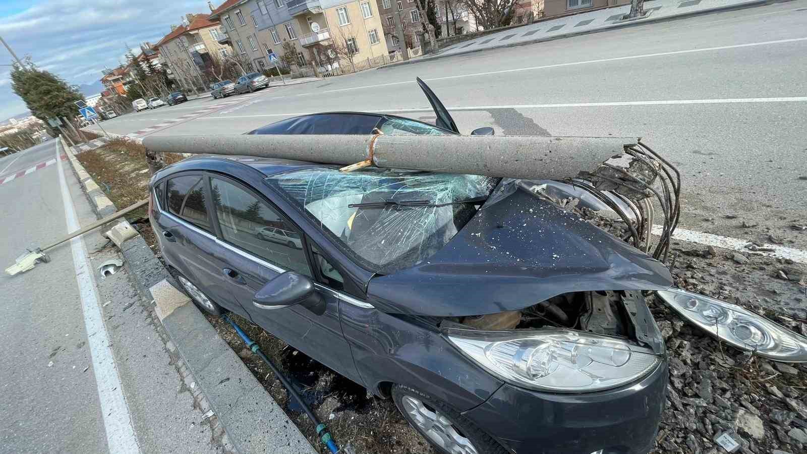 carptigi aydinlatma digeri otomobilin uzerine devrildi saglik calisani olumden dondu 4 QIcIebtl